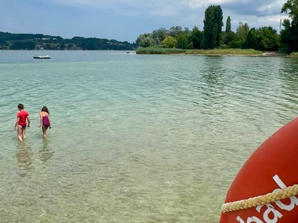 Stand-up paddling at Strandbad Steckborn on Lake Constance
